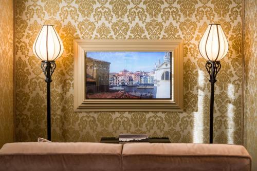 ein Wohnzimmer mit einem Sofa und 2 Lampen in der Unterkunft Ca Maria Adele in Venedig