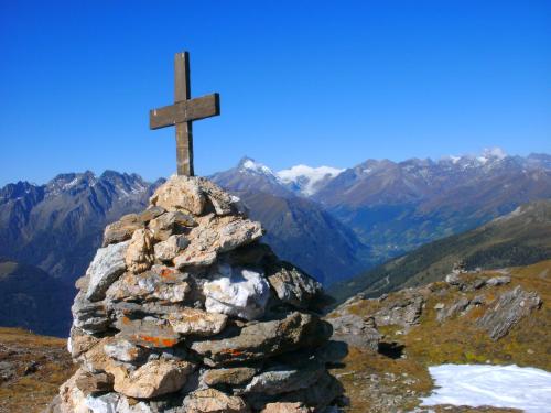 a cross on top of a rock on a mountain at Kräuterpension Rosenkranz in Rangersdorf