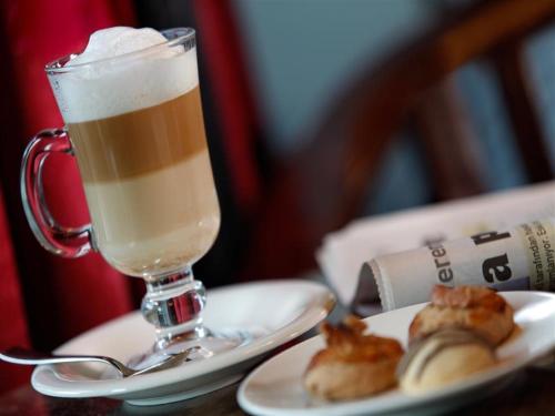 un bicchiere di birra su un tavolo con un piatto di cibo di Valide Hotel a Istanbul