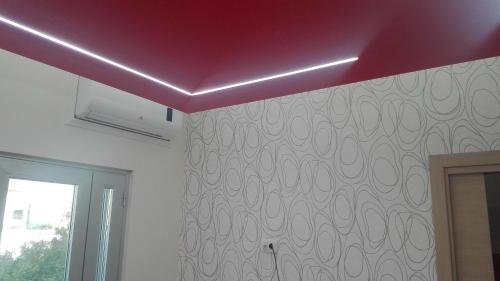 a red ceiling in a bathroom with a wall at B&B Vistamareblu in San Foca
