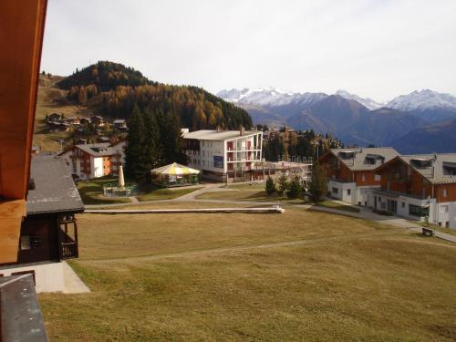 una vista di una città con le montagne sullo sfondo di Apartment Amore a Riederalp