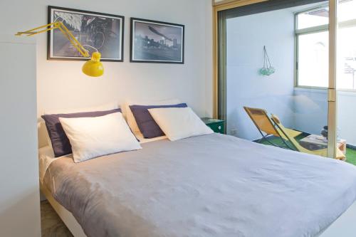 sypialnia z dużym łóżkiem z poduszkami w obiekcie Apartamento en Santa Cruz w mieście Santa Cruz de Tenerife