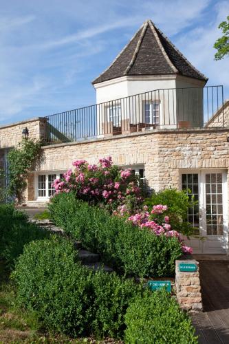 a building with pink flowers in front of it at Villa Louise in Aloxe-Corton