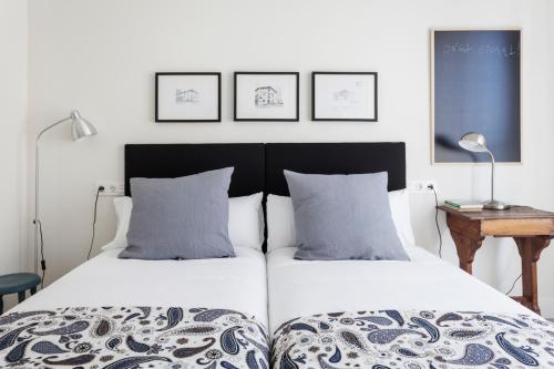Säng eller sängar i ett rum på Pacific - Iberorent Apartments