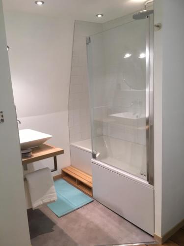 eine Dusche mit Glastür im Badezimmer in der Unterkunft Duplex Little Cottage in Abbeville