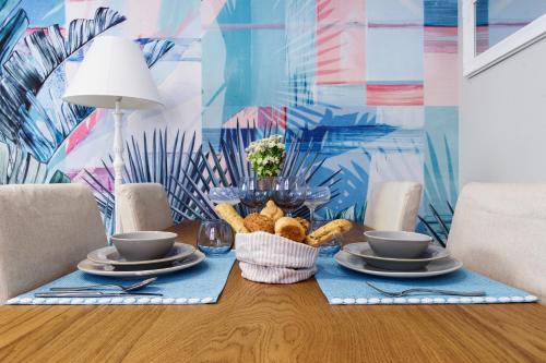 una mesa con dos tazas y un tazón de comida en Lora Luxury House, en Como