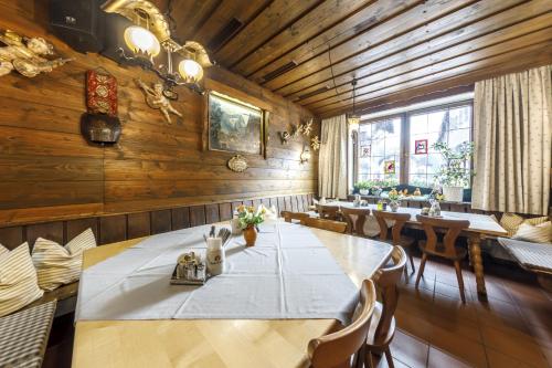 a dining room with a long table and chairs at Hotel & Gasthof Fraundorfer in Garmisch-Partenkirchen