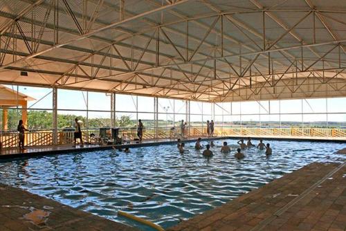 בריכת השחייה שנמצאת ב-Eventos e Hospedagem São José או באזור