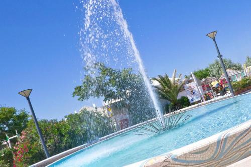 a fountain in the middle of a swimming pool at Hotel Riviera B&B in Misano Adriatico