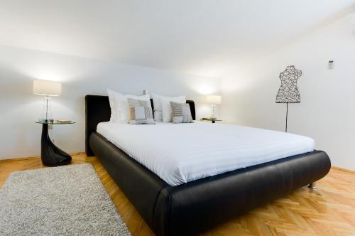 1 dormitorio con 1 cama grande con sábanas blancas en Kuća Za Odmor Kuzmanic, en Kaštela
