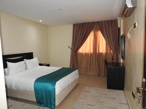 a hotel room with a bed and a window at Résidence Vladimiro Ariano in Laayoune