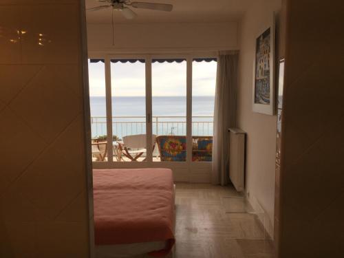 une chambre avec un lit et une vue sur l'océan dans l'établissement Villa Bellochio, à Menton
