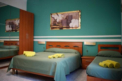 sypialnia z dwoma łóżkami z wypchanymi zwierzętami w obiekcie I Petali Guest House w Rzymie