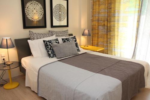 um quarto com uma cama grande e uma janela em Acropolis View Luxury Suite em Atenas