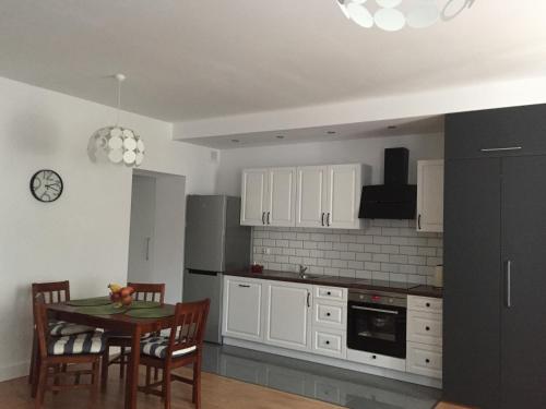 Kuchyňa alebo kuchynka v ubytovaní Apartamenty Blisko Plaży Podczele