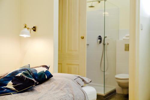 Ένα μπάνιο στο 4th Floor Bed and Breakfast