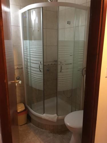 Ένα μπάνιο στο Apartments Upitnik