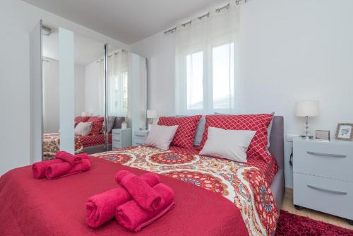 Un pat sau paturi într-o cameră la Apartments Radica