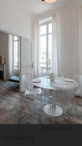 un salon avec une table et des chaises dans l'établissement Ice coeur de Cannes, à Cannes