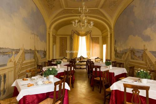 Majoituspaikan Hotel Palazzo Brunamonti ravintola tai vastaava paikka