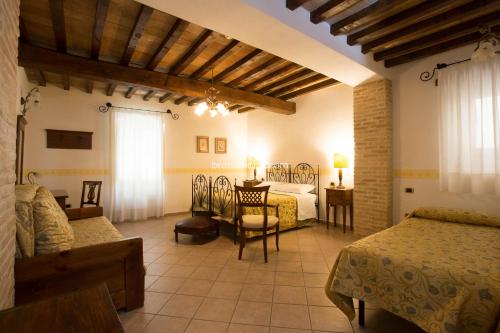 A bed or beds in a room at Hotel Palazzo Brunamonti