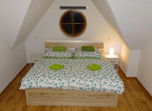 เตียงในห้องที่ Penzion u Šimečků