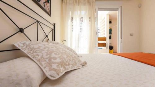 a bedroom with a bed with a pillow on it at Apartamento Paseo del Golf in Roquetas de Mar
