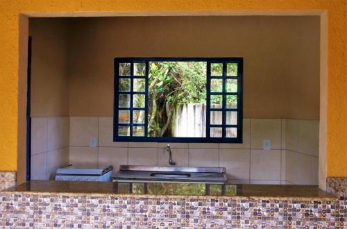 a bathroom with a sink and a window at Sitio Estrada Real de Tirandentes in Santa Cruz de Minas