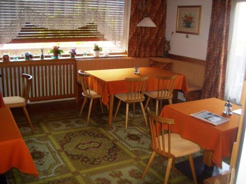 Reštaurácia alebo iné gastronomické zariadenie v ubytovaní Sonnbichl