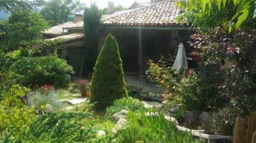 a garden in front of a house at Le Cloterriou in Braux