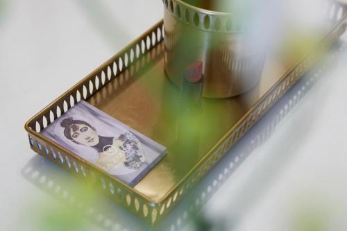 a tray with a picture of a girl on it at La Zarabba Boutique Hotel in Ponti Sul Mincio