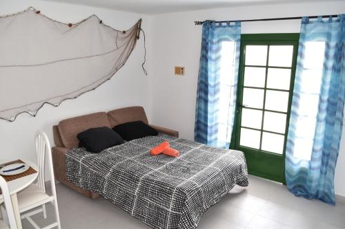 Un pat sau paturi într-o cameră la Puerto del Carmen center - New Apartment by the pool and private parking