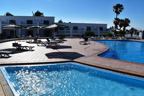 Piscina de la sau aproape de Puerto del Carmen center - New Apartment by the pool and private parking