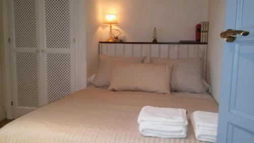a bedroom with a bed with two towels on it at Casa Candelas in Lugo de Llanera