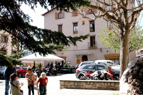 サン・ロレンゾ・デ・モルニスにあるHostal La Catalanaの建物の外に立っている人々のグループ