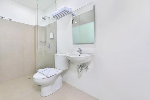 Koupelna v ubytování Whiz Hotel Falatehan Jakarta