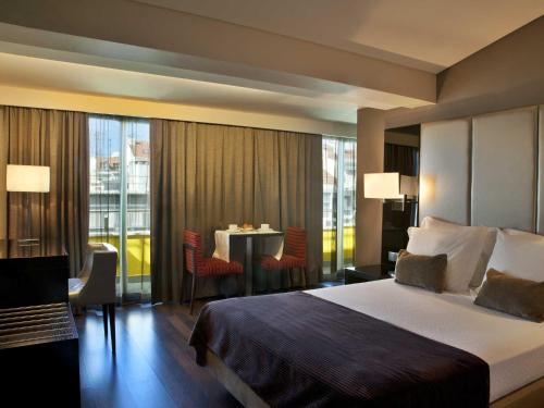 Kama o mga kama sa kuwarto sa TURIM Luxe Hotel