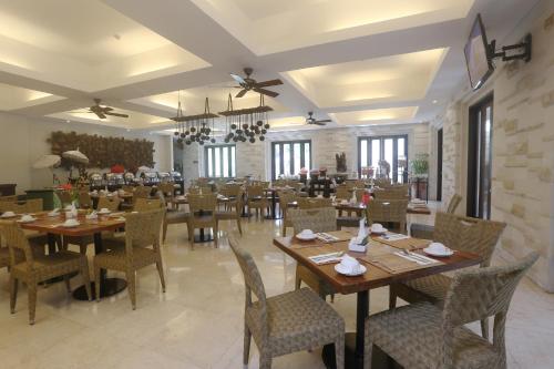 A restaurant or other place to eat at Grand Whiz Hotel Nusa Dua Bali