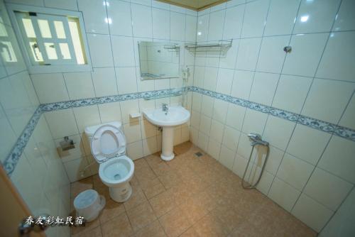 a bathroom with a toilet and a sink at Rainbow SpringYU B&B in Nanzhuang