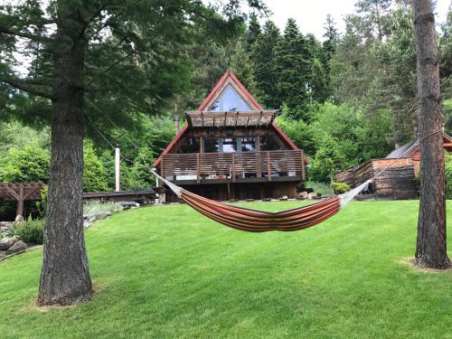 a hammock in the yard of a house at Chata Dorotka in Vyšné Ružbachy