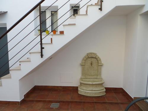 a stairway with a stone niche in the floor at La casa di Bice in Cassibile