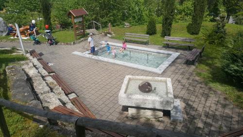 阿斯帕赫的住宿－Campinghütte im SportErlebnisPark Allmersbach im Tal，一名男子和两名儿童站在游泳池旁