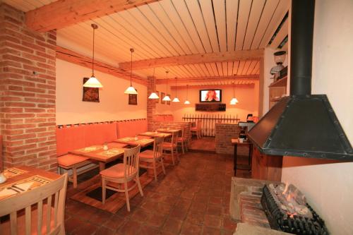 een restaurant met tafels en stoelen in een kamer bij Kavalír Apartments in Karlsbad