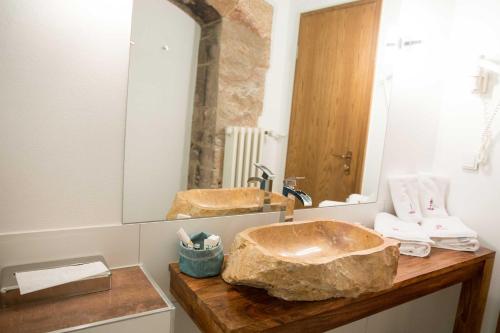 bagno con lavandino in pietra e specchio di Schloss Spangenberg a Spangenberg