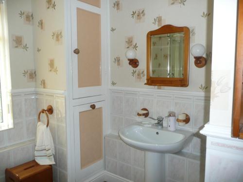 Bathroom sa Cherry Blossom Guest House