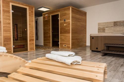 uma sala de bem-estar com uma banheira e toalhas num banco em Penzion Harmonie em Lednice