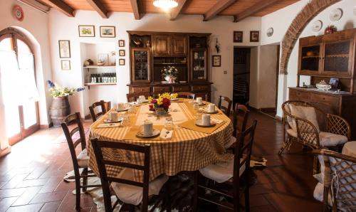 a dining room with a table in a kitchen at Agriturismo Podere Caggiolo - Swimming Pool & Air Conditioning in Marciano