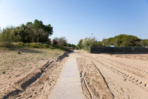 a dirt road in the middle of a field at Camping Klaus in Cavallino-Treporti