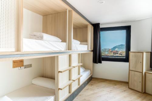 Habitación con literas y ventana en Koisi Hostel, en San Sebastián