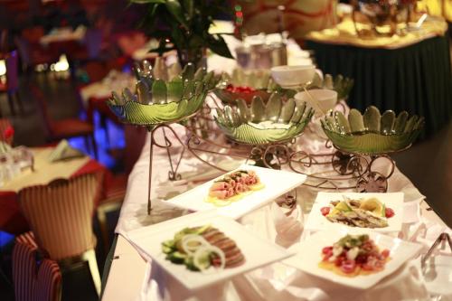 a long table with plates of food on it at Grand Metropark Wanshi Hotel Taiyuan in Taiyuan
